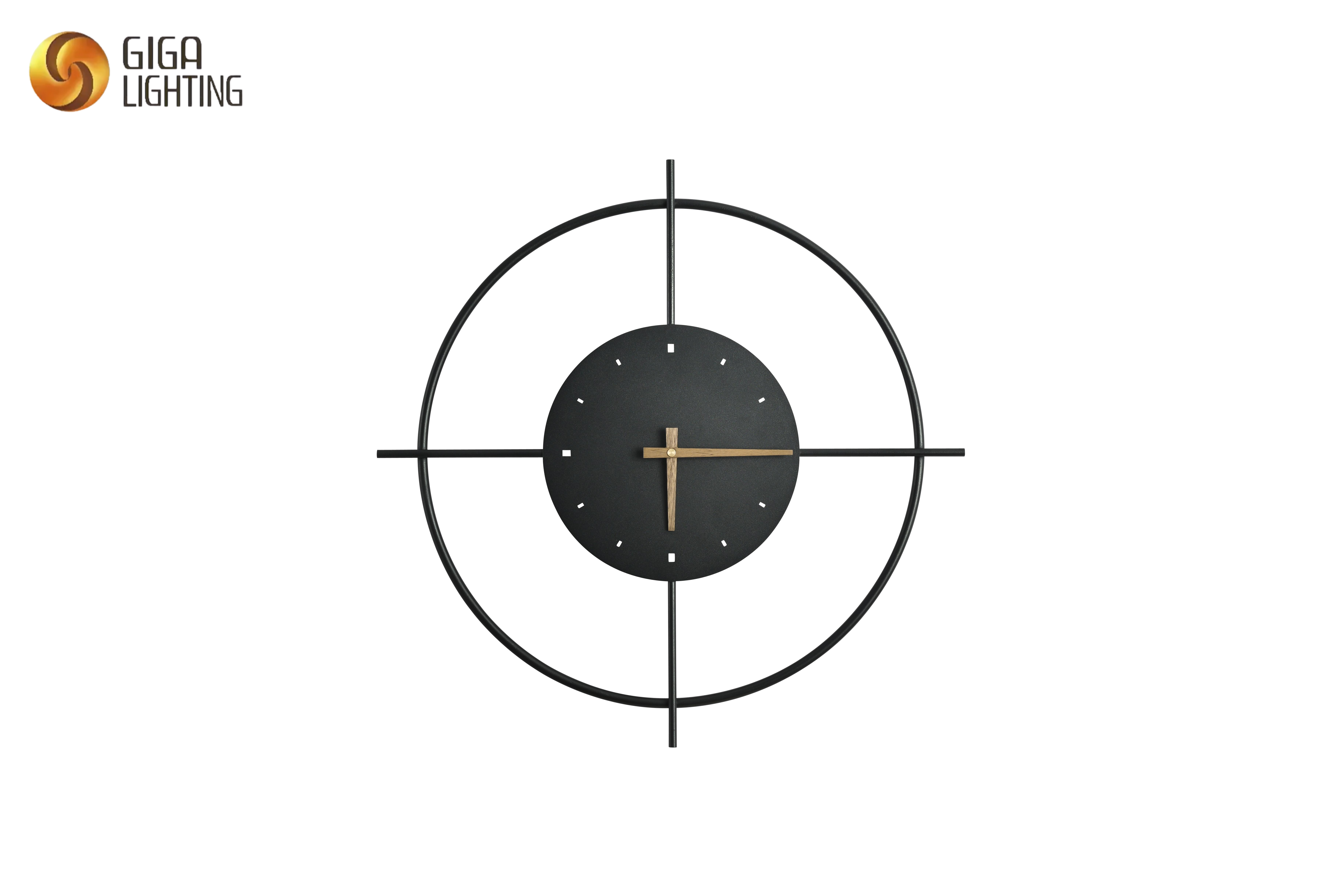 ديكور ساعة حائط معدنية لغرفة المعيشة الجدارية يحدد الوقت لتزيين المنزل ومصباح الحائط مع خلفية سرير الأريكة على مدار الساعة